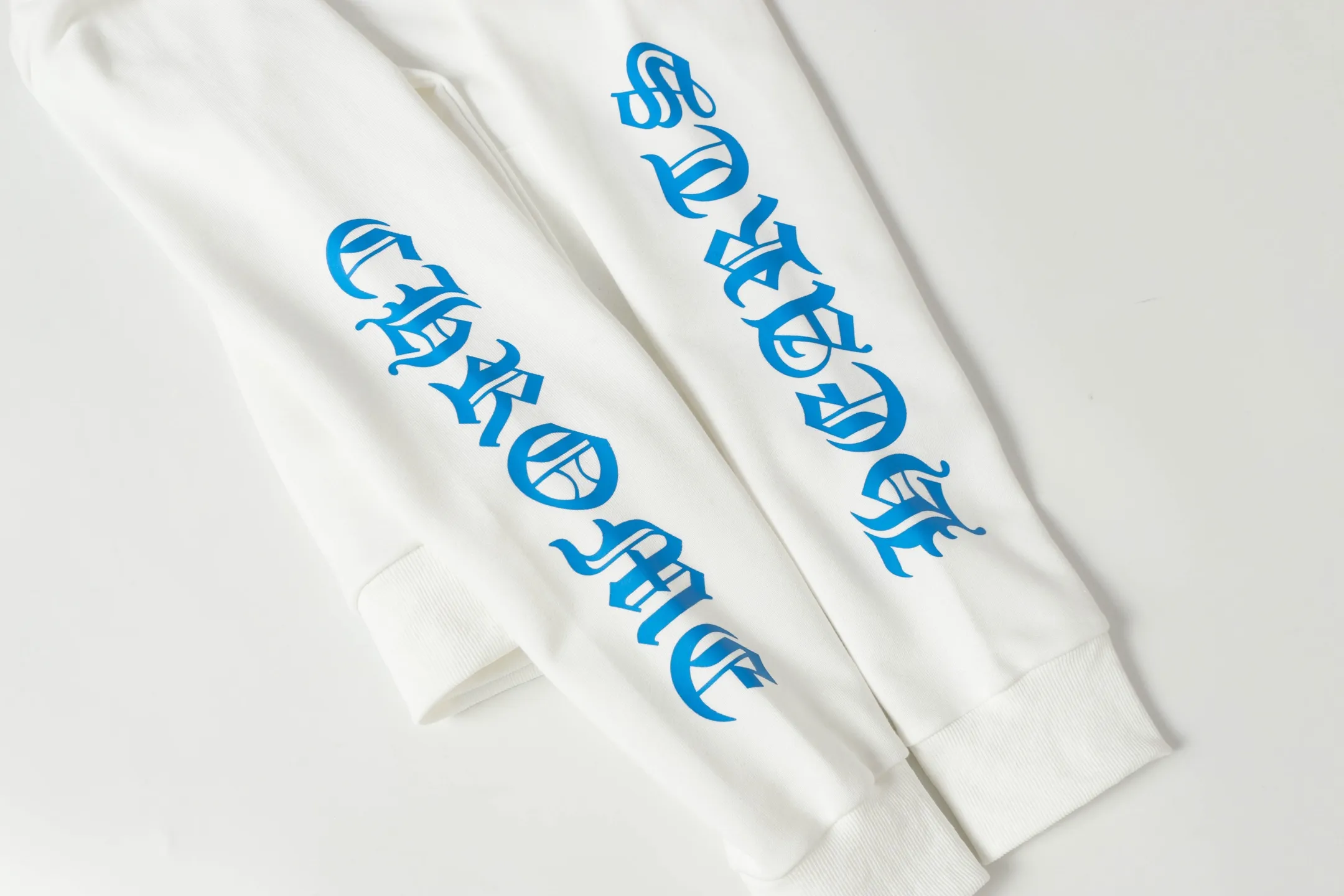 P240 Cross-border running quantity model, please do not place an order if you pursue quality - Chrome Hearts/Chrome Heart Cross ✝️ Sanskrit printed hooded sweatshirt - High weight, high density and high quality. The wool is soft, delicate and skin-friendly. It feels soft and silky. It has excellent warmth and skin-friendly properties - Custom-woven and dyed, no color difference. No matter the fabric or workmanship details, it beats the ordinary version on the market - Hardware zipper accessories are all customized, full of details -Colour: black white -Size: S M L XL